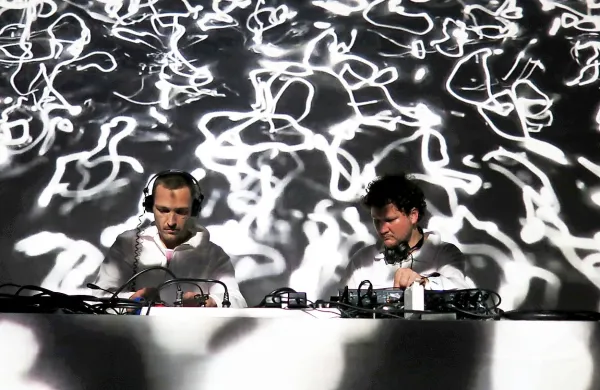 Sajeto bo v soboto sklenil elektronski duo Random Logic.  
