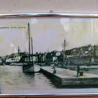 Naprej od nekdanjega mandrača so bili tudi pomoli, ob 
katerih so pristajale manjše ribiške ladje. 