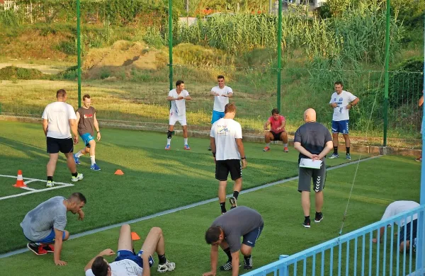 Tako so se izolski rokometaši potili na ponedeljkovem prvem 
treningu v novi sezoni. 