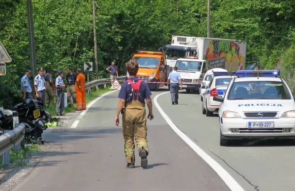 Mnogi so raje čakali v kolonah pri 35 stopinjah Celzija, kot da 
bi se podali na nevaren obvoz čez Kovačev rovt.
