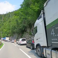 Dve prometni nesreči z večurno zaporo glavne ceste skozi 
Zalo sta razgalili ranljivost Idrije ob edini prometni žili.