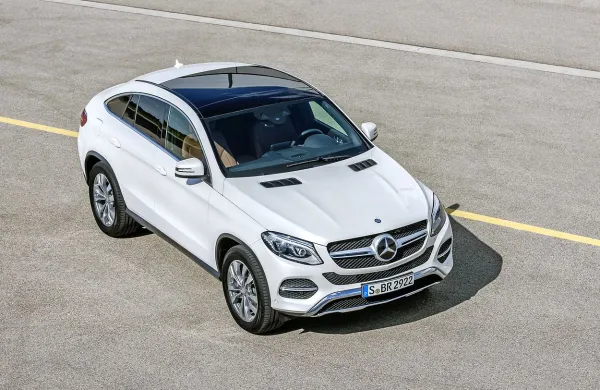 Prestiž na štirih kolesih je pač drag; najcenejši gle coupe 
stane nekaj več kot 76.000 evrov.