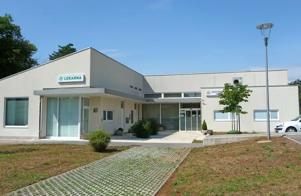 V Dutovljah imajo lepo in sodobno zdravstveno postajo, a 
zdravnika splošne medicine kljub večkratnim razpisom ne 
morejo dobiti.