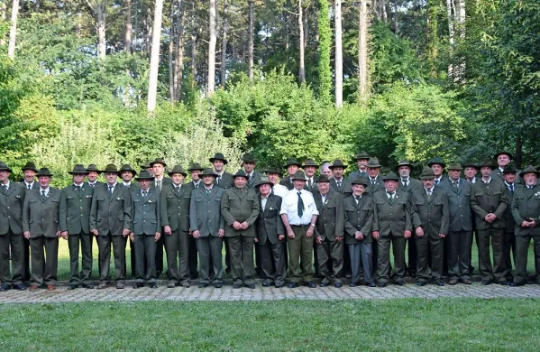 Lovska družina Senožeče vstopa v 71. leto delovanja s 55 člani. Ti zagotavljajo, da bodo še naprej skrbno bdeli nad divjadjo in naravo v KS Senožeče.