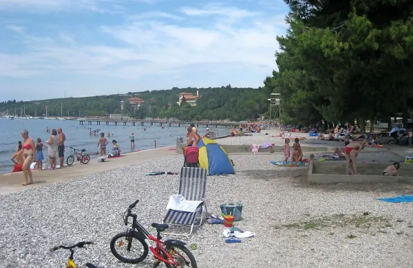 Uradno je kopališče Adrie Ankaran odprto od 11. do 17. ure, 
le v tem času na njem za varnost skrbijo reševalci. 