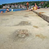 Načet beton je star vsaj 40 let.