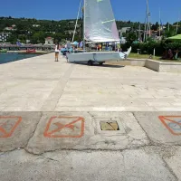 Kjer se srečata novi tlak portoroške plaže in stari tlak lucijske 
plaže, je tudi približna meja med obema svetovoma.