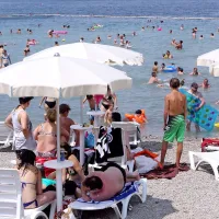 Lepo vreme polni plaže in hotele.