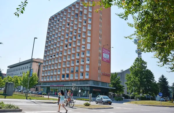 Nebotičnik je med tistimi bloki v Novi Gorici, kjer vodo plačujejo po pavšalu, ker števcev v 
stanovanjih ni. Kmalu ne bo več tako.