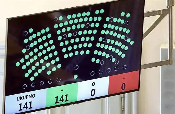 Slovenija je poenotila Hrvaško: za odstop od arbitraže je 
glasovalo 141 od 141 prisotnih poslancev sabora.