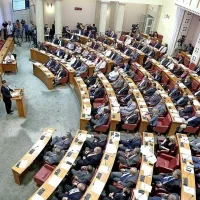V hrvaškem saboru so včeraj vse politične skupine nasprotovale nadaljevanju arbitražnega postopka. 