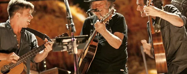 Neil Young se je z Lukasom (levo) in Jakobom Micahom Nelsonom zbližal na festivalu Farm Aid.