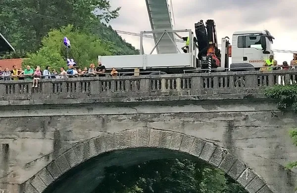  Most čez Jernejev kanal na vhodu v krajinski park Sečoveljske soline, ki je za promet in pešce zaprt že od začetka leta, 
so začeli obnavljati. 