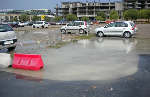 Nočni dež  je pokazal, da bodo uporabniki makadamskega 
parkirišča za tržnico kljub plačilu parkirnine očitno še naprej 
brodili po velikih lužah.