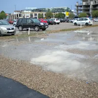 Parkiri&scaron;če je plačljivo, ogromne luže ostajajo