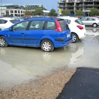 Parkiri&scaron;če je plačljivo, ogromne luže ostajajo