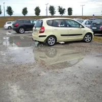 Parkiri&scaron;če je plačljivo, ogromne luže ostajajo