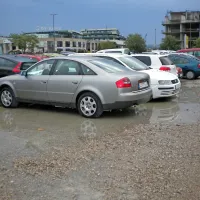 Parkiri&scaron;če je plačljivo, ogromne luže ostajajo