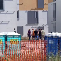 Nedokončana stanovanja, ki jih je gradil propadli škofjeloški 
SGP Tehnik, si v teh dneh ogledujejo številni morebitni 
kupci.  