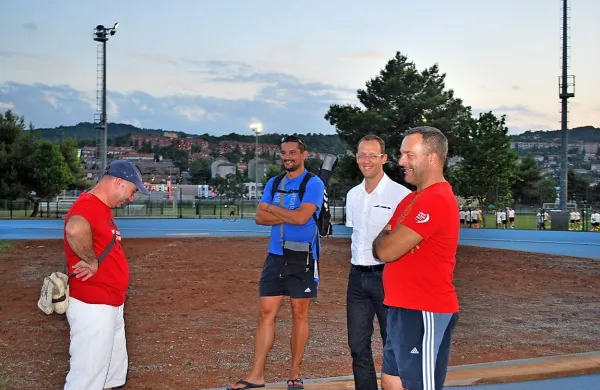 Dobro razpoloženi člani uprave oziroma tehničnih služb 
koprskega kluba (z leve): Vianej Višnjevec, Andrej Grandič, 
Aloša Bertok in Zlatko Vlah.



