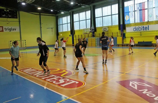 Ta teden so s pripravami v dvoranah v Dobravljah in v 
Ajdovščini začele rokometašice Mlinotesta.