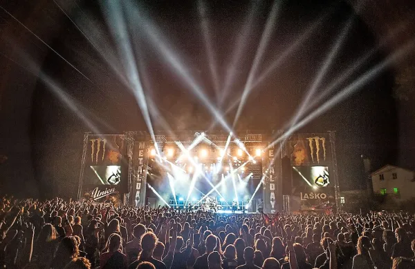 Posilstvo, ki se je zgodilo na prireditvi Metaldays, policisti še 
preiskujejo.