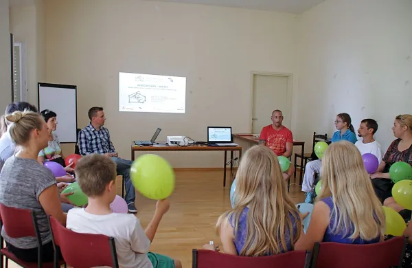 Mladi se o problematiki odvisnosti pogovarjajo tudi v kreativni delavnici. 