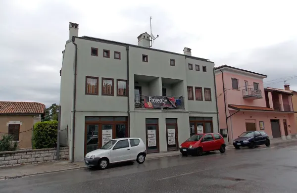 Stavba na Proseku, ki gosti afriške priseljence. Domačini pravijo, da z begunci nimajo preveč 
stikov, pa tudi težav ne, pravijo.