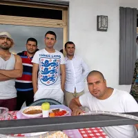 Skupina pakistanskih in afganistanskih prosilcev za azil se 
drži bolj zase, z domačini nimajo veliko stika, medijev pa se 
ne bojijo.