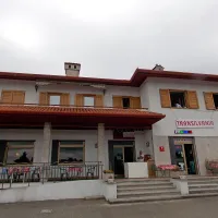 Gostišče Transilvania na Fernetičih daje streho nad glavo 
skupini prosilcev za azil.