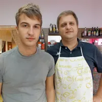 Mattia Mancuso (levo) in Stefano Škabar (desno) beguncem 
kuhata in skrbita, da živijo človeka vredno življenje.



