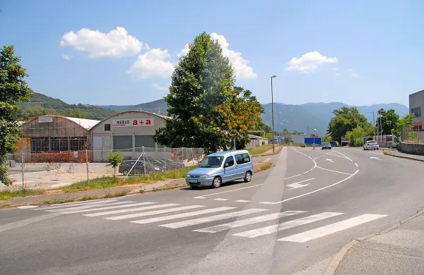 Industrijska cesta, glavna dovozna pot za desetine podjetij in trgovin, je v zasebni lasti. In ni edina v Novi Gorici.  