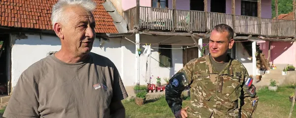 Branislav Kostić s stotnikom Benjaminom Škrinjarjem v vasi Gojbulja.