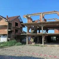 Iz srbskih hiš albansko prebivalstvo pobira zidake in si gradi svoje hiše. Nekaznovano.