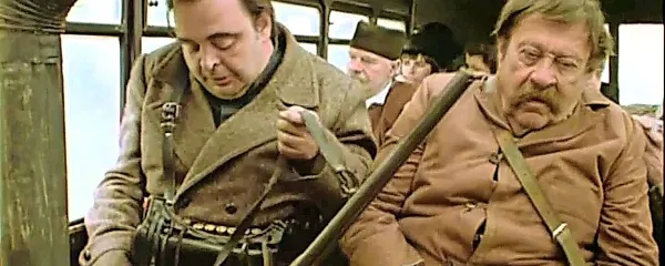 Glavno vlogo lastnika avtobusa Krstića so  zaupali 
legendarnemu Pavlu Vujisiću (desno).