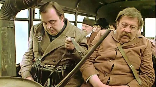 Glavno vlogo lastnika avtobusa Krstića so  zaupali 
legendarnemu Pavlu Vujisiću (desno).