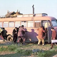 Peripetije pisane druščine se vrstijo ena za drugo.