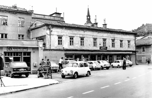 Brivnica (mala stavba ob trgovini Ilirija, kjer je danes Knjižnica 
Makse Samsa) nekoč...