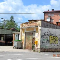 ... in razpadajoča stavba brivnice danes.