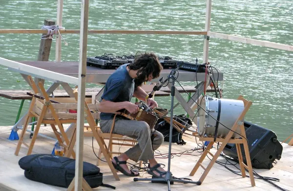 Samo Kutin je na splavu na Soči  muziciral na doma narejenih 
instrumentih.