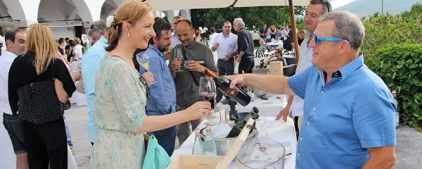 Med izbranimi briškimi vinarji, ki so svetovnemu someljejskemu prvaku predstavili svoja vina,  je bil tudi  Stojan Ščurek 
(desno).  