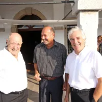 Bassovim besedam so z zanimanjem prisluhnili tudi (z leve): 
enolog dr. Miran Vodopivec, tržnik v vinski kleti Goriška Brda 
Davorin Rejec in vinar iz Dutovelj Boris Lisjak.