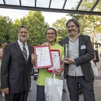 Dirigent Pihalnega orkestra Komen Matija Tavčar (v sredini) s 
predsednikom žirije prof.  Scottom Fergusonom iz ZDA (levo) 
in  doc. Leonardom Sagliocco, članom žirije iz Italije. 

 

