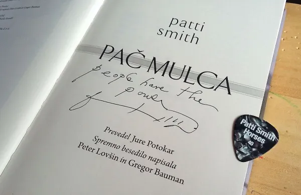 Na koncertu Patti Smith pri vili Manin v Furlaniji sta bila naša 
novinarja ob pravem času na pravem kraju - pevka se jima je 
podpisala v slovenski prevod svoje knjige Pač mulca (Just 
kids), njen stari prijatelj in kitarist Lenny Kaye pa jima je 
podaril trzalico z jubilejnim napisom. 