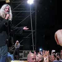 “Dajte, ljudje, pristopite!” je sinoči pred vilo Manin v Furlaniji 
že po nekaj pesmih zavpila legendarna botra punka Patti 
Smith in koncert dobrodošlo pognala v višjo prestavo.