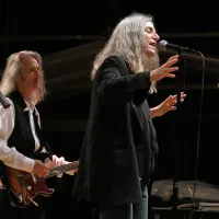 Patti Smith sinoči pred vilo Manin, drevi pa &scaron;e v Križankah