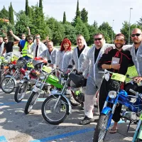 Skupina motoristov na legendarnih Tomosih je prihrumela iz 
Škofij.