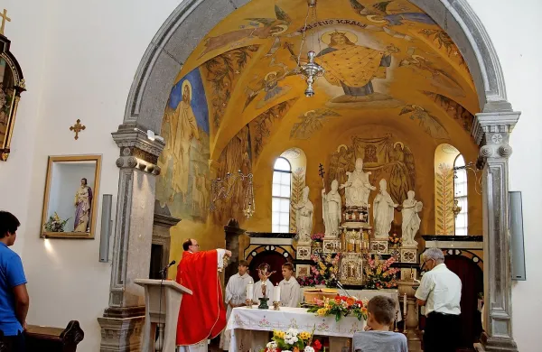 Poslikava, ki jo je v cerkvi Sv. Štefana v Košani ustvaril Avgust 
Černigoj, je velika približno 100 kvadratnih metrov. Černigoj 
je slikal v tehniki al secco, pri kateri se barve nanašajo na 
suho podlago. 