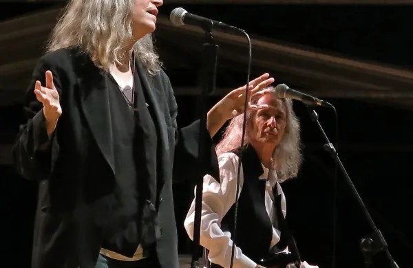 Patti Smith in njen stari prijatelj, kitarist Lenny Kaye. 