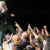 Potem ko je pevka poslušalce povabila pod oder, se je  koncert razpočil v pravo jubilejno zabavo. 